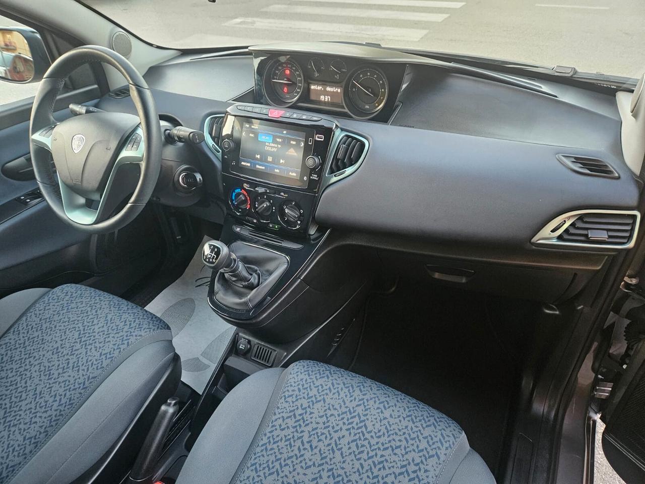 Lancia Ypsilon 1.0 Firefly Hybrid S&S GOLD 70CV