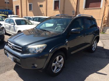 Toyota RAV 4 luxury 2.2 tdi 4x4 tagliandata con garanzia 12 mesi !