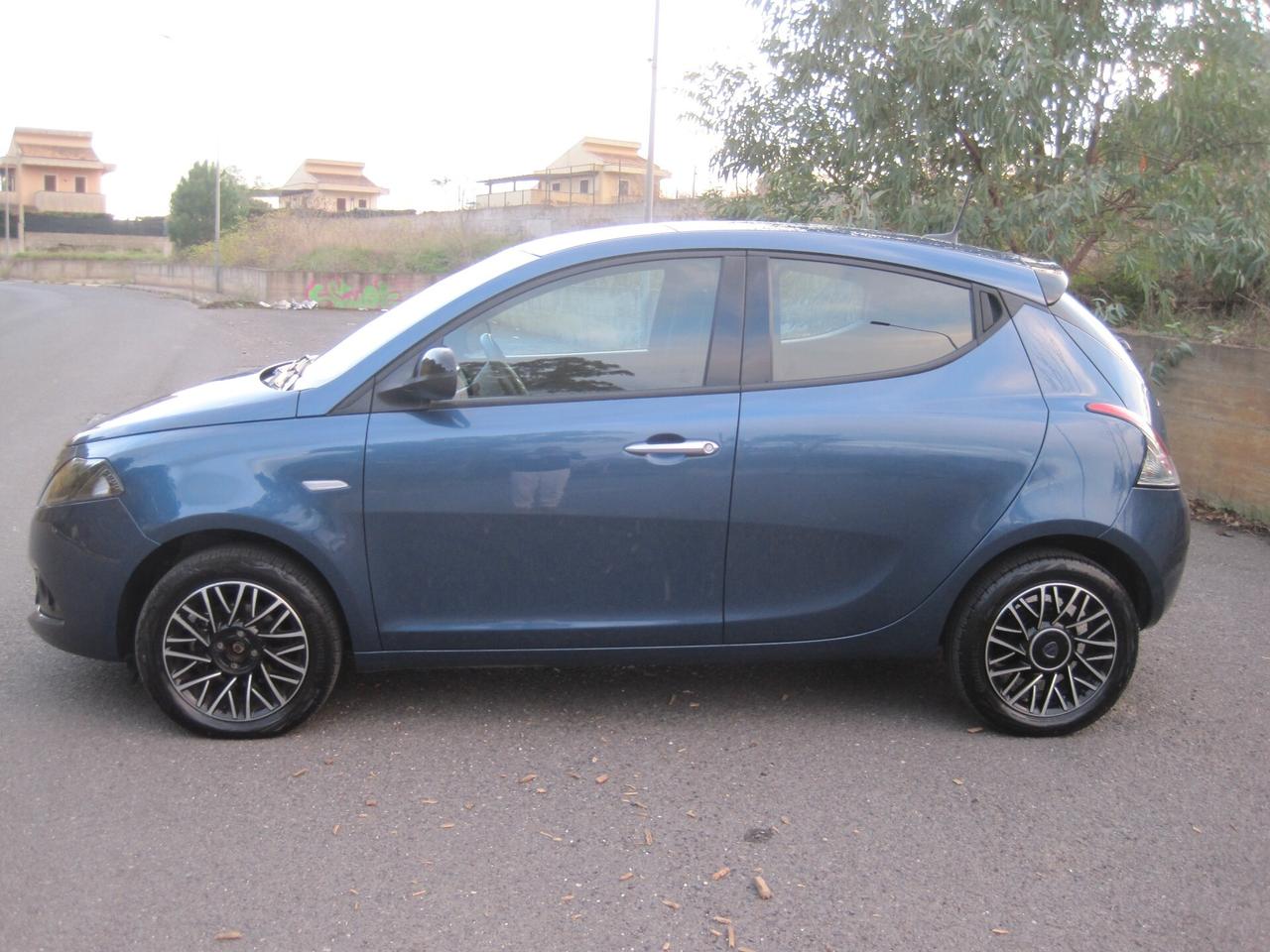 Lancia Ypsilon 1.0 FireFly 5 porte S&S Hybrid Platino