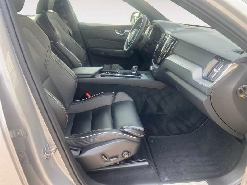 VOLVO XC60 2.0 b4 R-design AwD AuTo