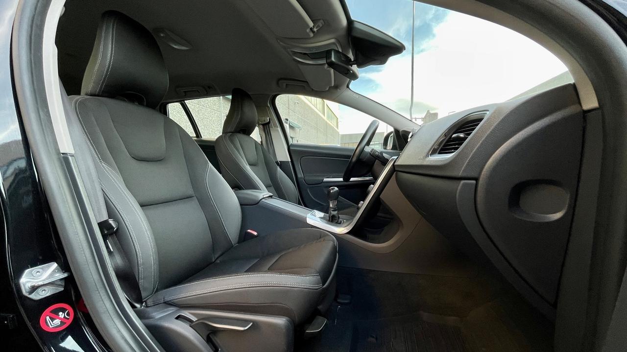 VOLVO V60 1.6 MOMENTUM 115CV - PELLE PARZIALE, CRUISE CONTROL, NEOPATENTATI
