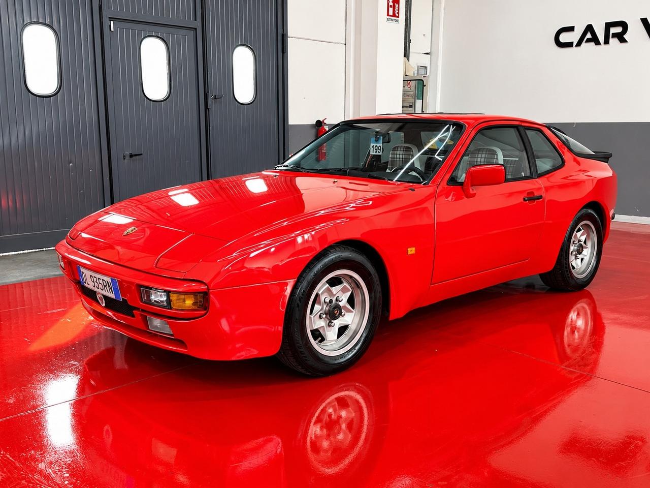 Porsche 944