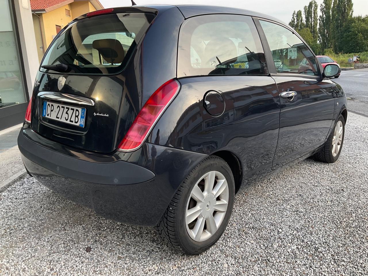 Lancia Ypsilon 1.2 16V Platino
