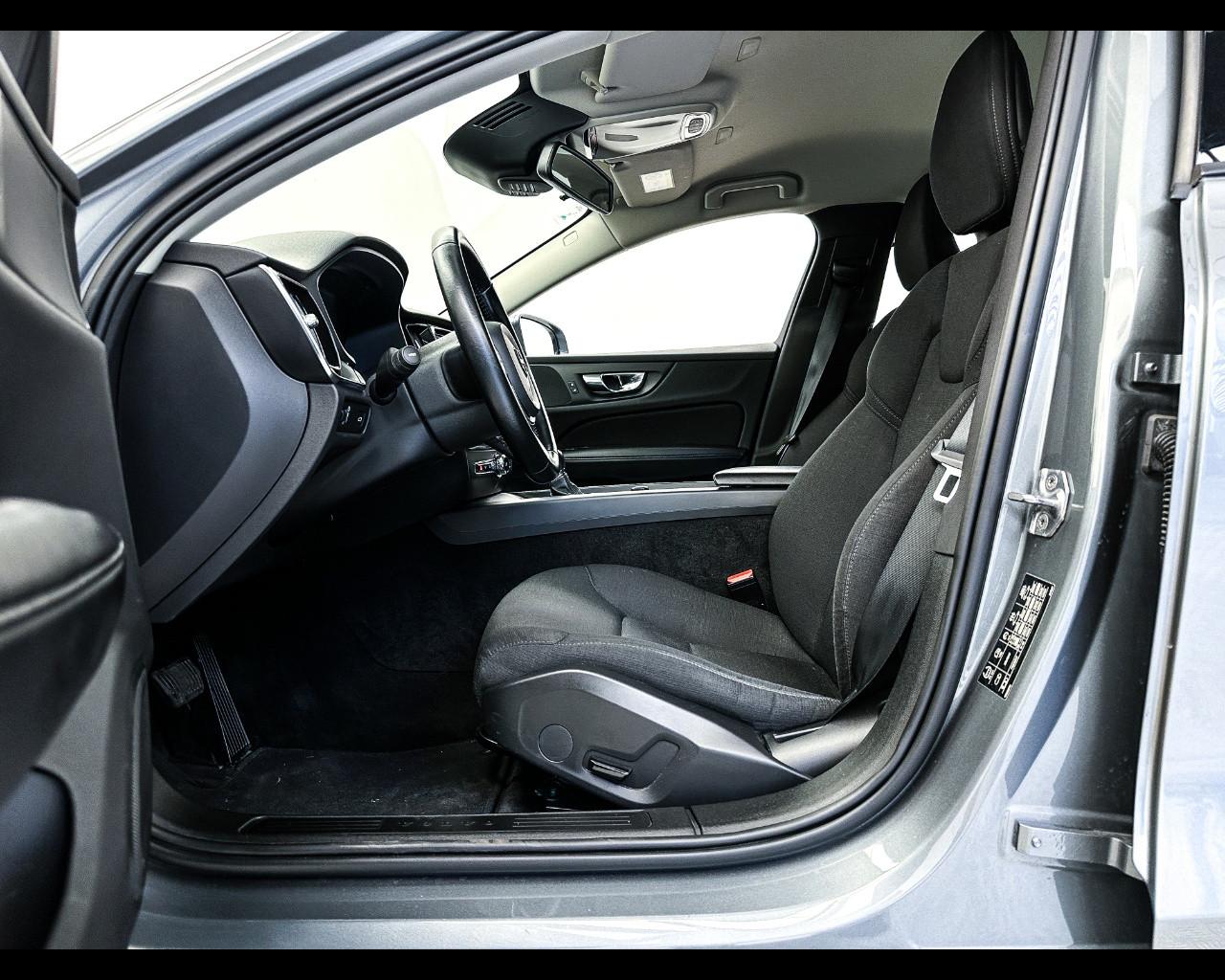 VOLVO V60 (2018-->) - V60 D3 Geartronic Momentum Business