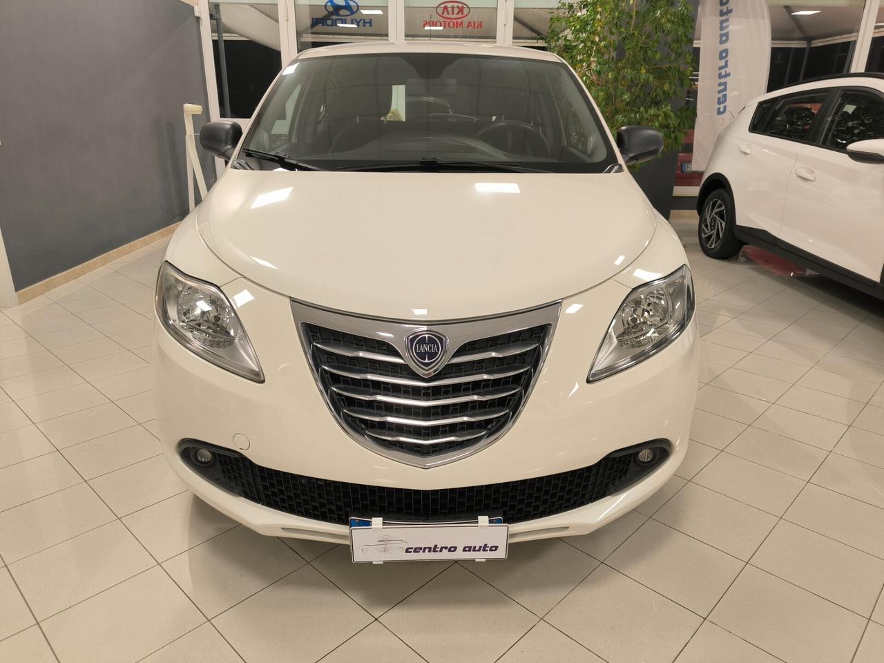 Lancia Ypsilon 0.9 TwinAir 85 CV 5 porte Metano Ecochic Silver