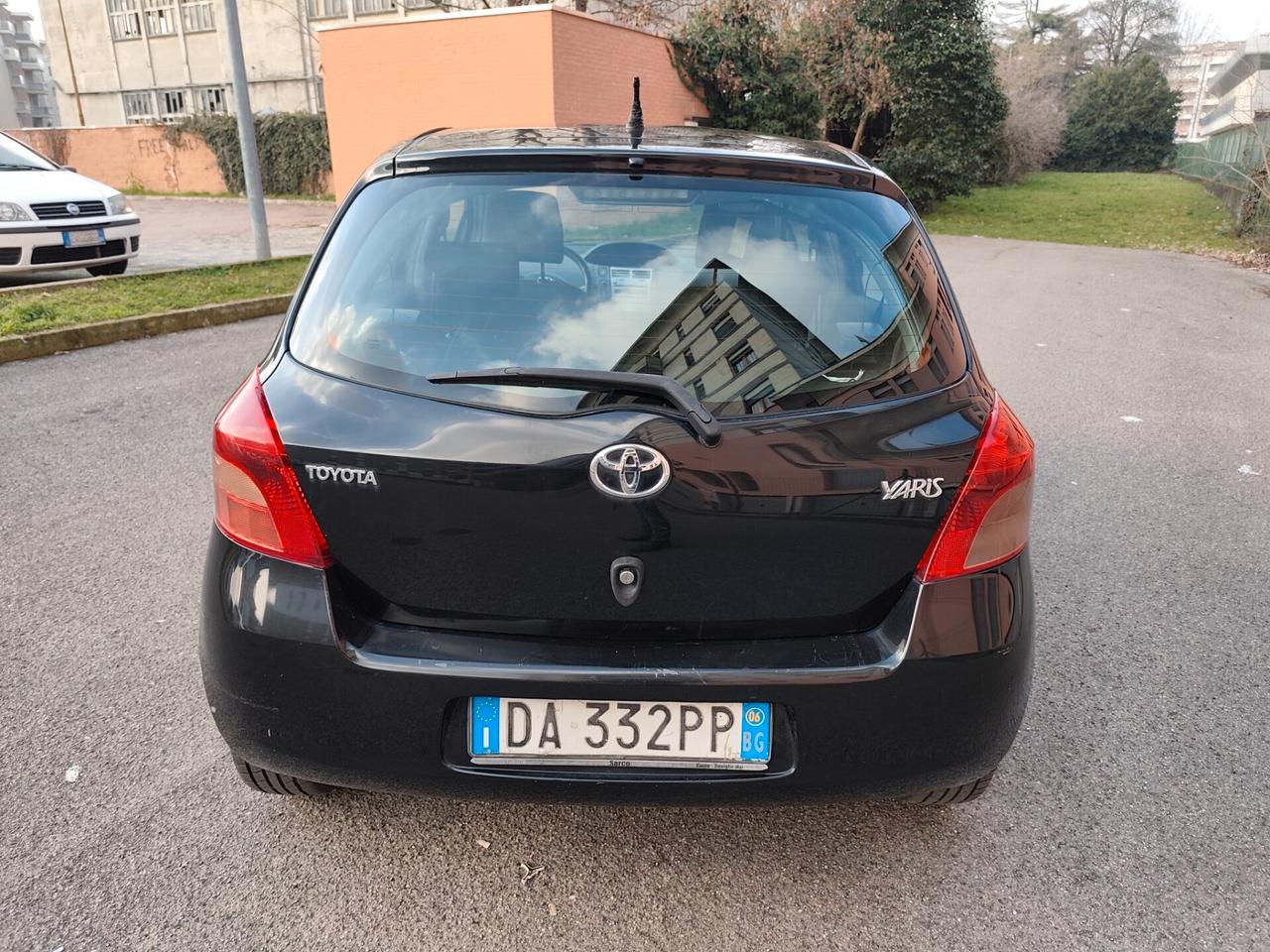 Toyota Yaris 1.3 benz 5 porte frizione nuova