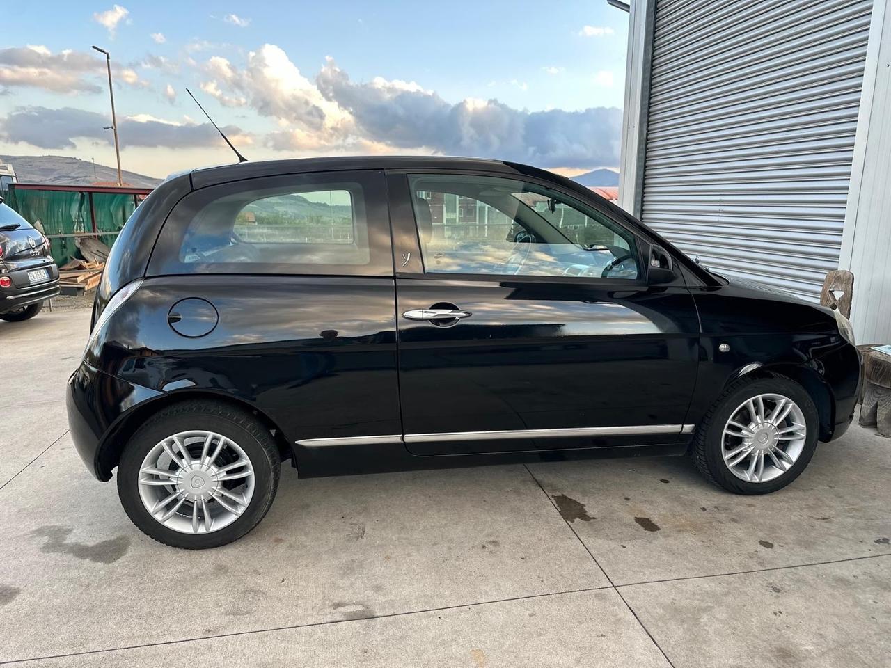 Lancia Ypsilon 1.3 MJT 75 CV Platino