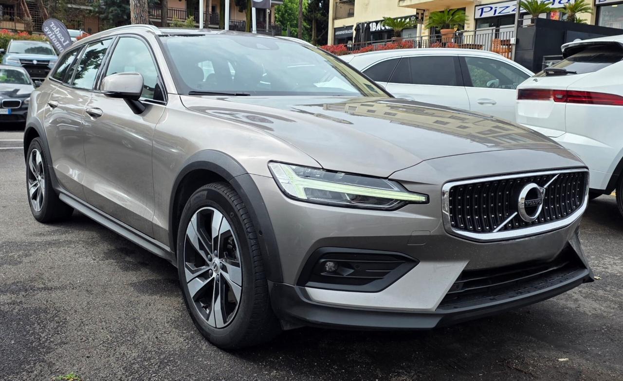 Volvo V60 Cross Country B4 (d) AWD automatico Plus