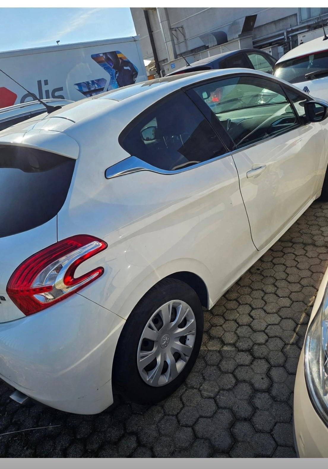 Peugeot 208 1.6 e-HDi 115 CV Stop&Start 3 porte Allure