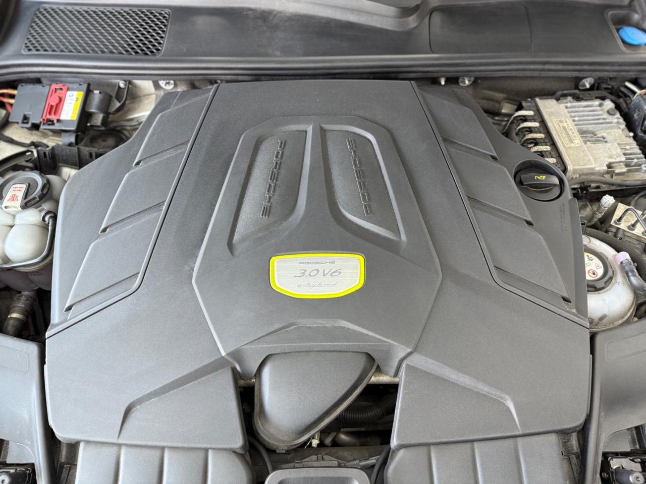 Porsche Cayenne 3.0 V6 E-Hybrid Platinum Edition IVA ESPOSTA