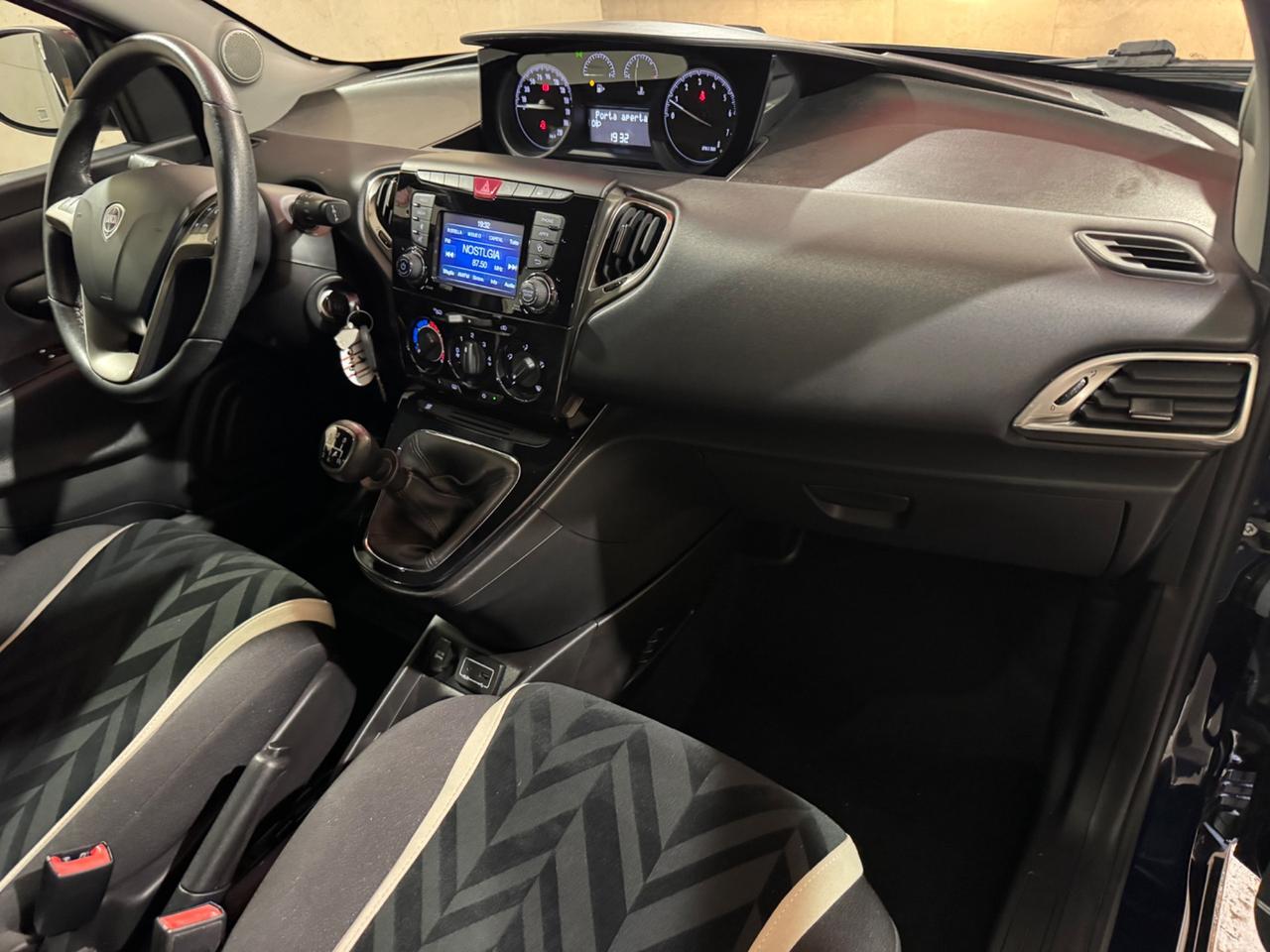 Lancia Ypsilon 1.2 69 CV 5 porte Silver NEOPATENTATI