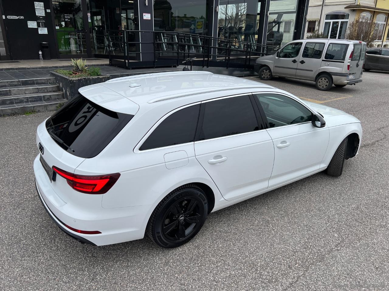 AUDI A4 Avant 30 TDI S tronic Business