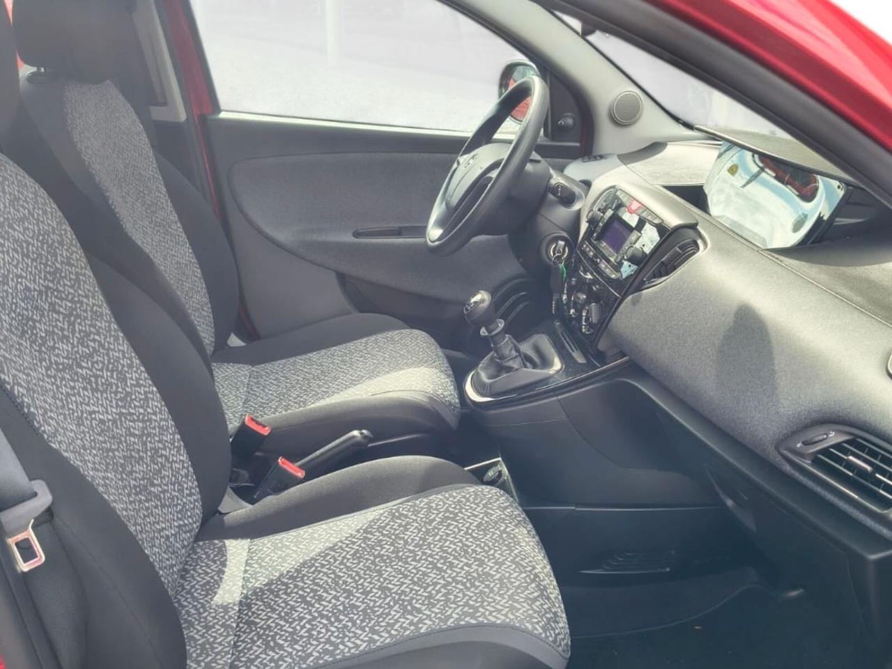 Lancia Ypsilon 1.0 FireFly 5 porte S&S Hybrid Silver