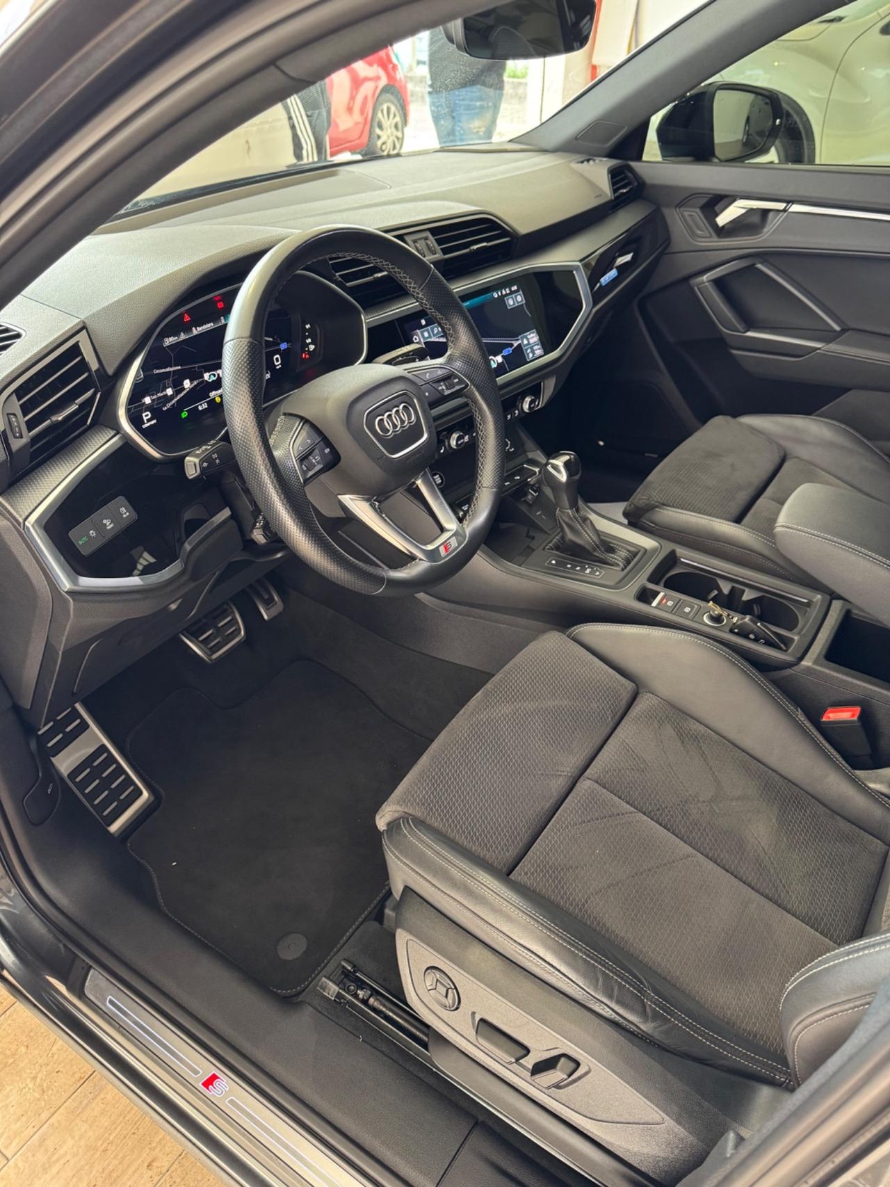 Audi Q3 40 TDI quattro S tronic Identity Black