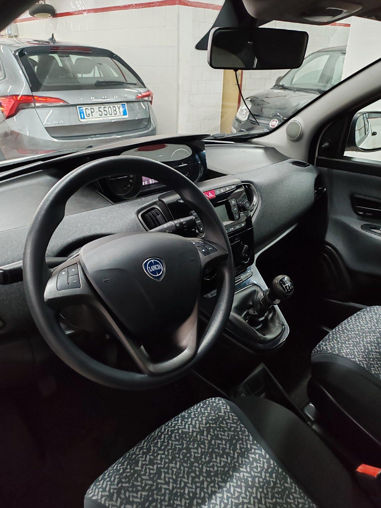 Lancia Ypsilon 1.0 hybrid Silver 5 POSTI