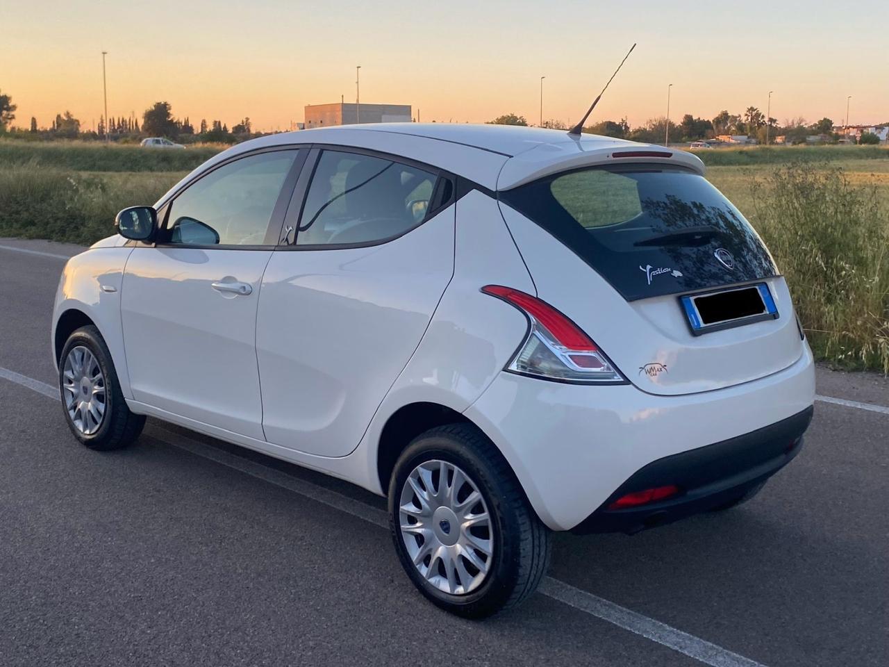 Lancia Ypsilon 0.9 TwinAir 85 CV 5 porte Metano Ecochic Silver