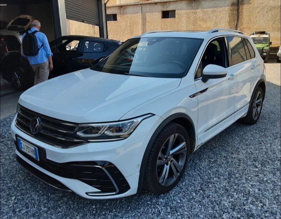 Volkswagen Tiguan 2.0 TDI 150 CV SCR DSG R-LINE TETTO NAVY LED 19