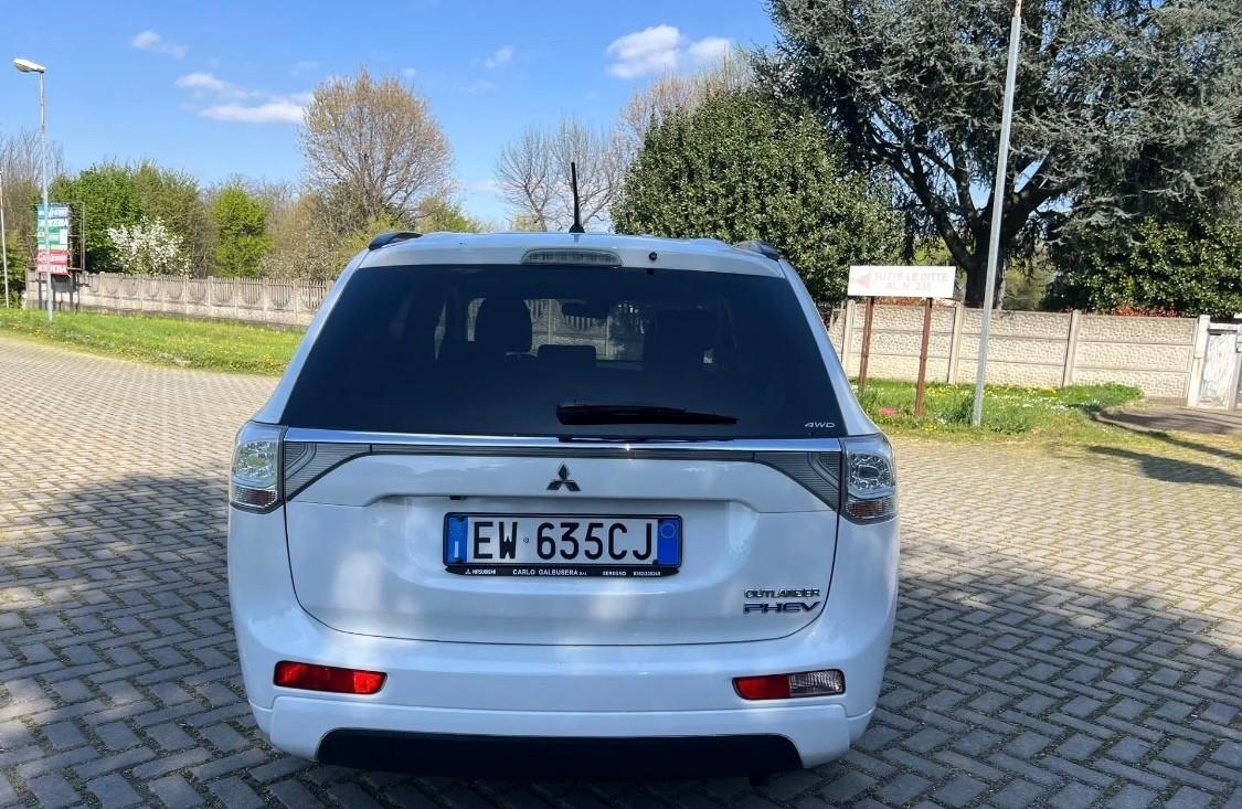 Mitsubishi Outlander 2.0 MIVEC 4WD CVT Intense