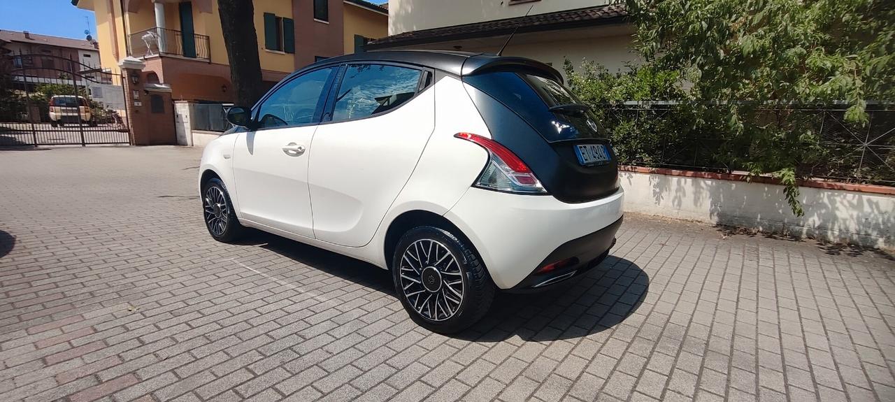 Lancia Ypsilon 1.2 69 CV 5 porte S Momodesign