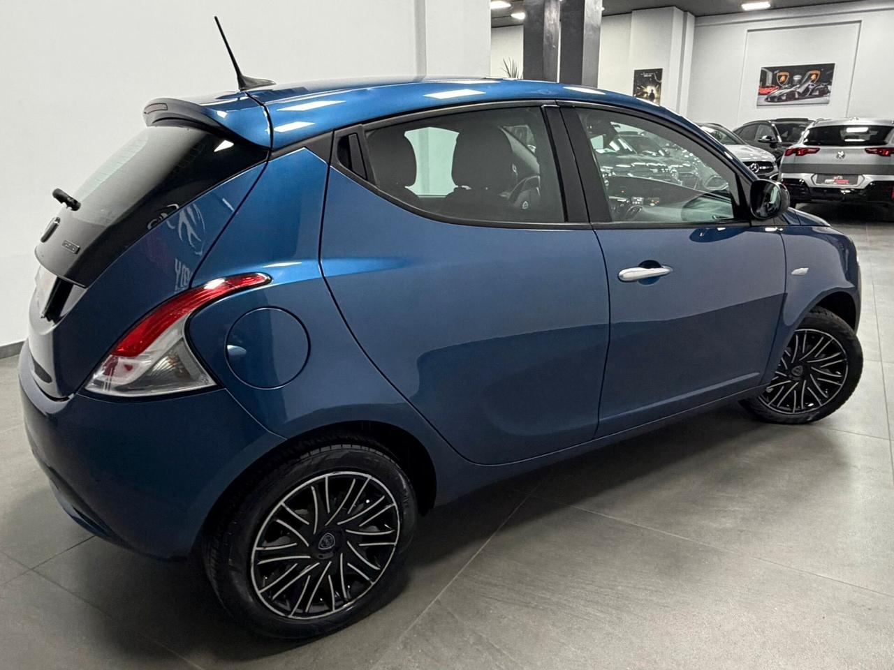 Lancia Ypsilon 1.0 FireFly 5 porte S&S Hybrid Ecochic Silver