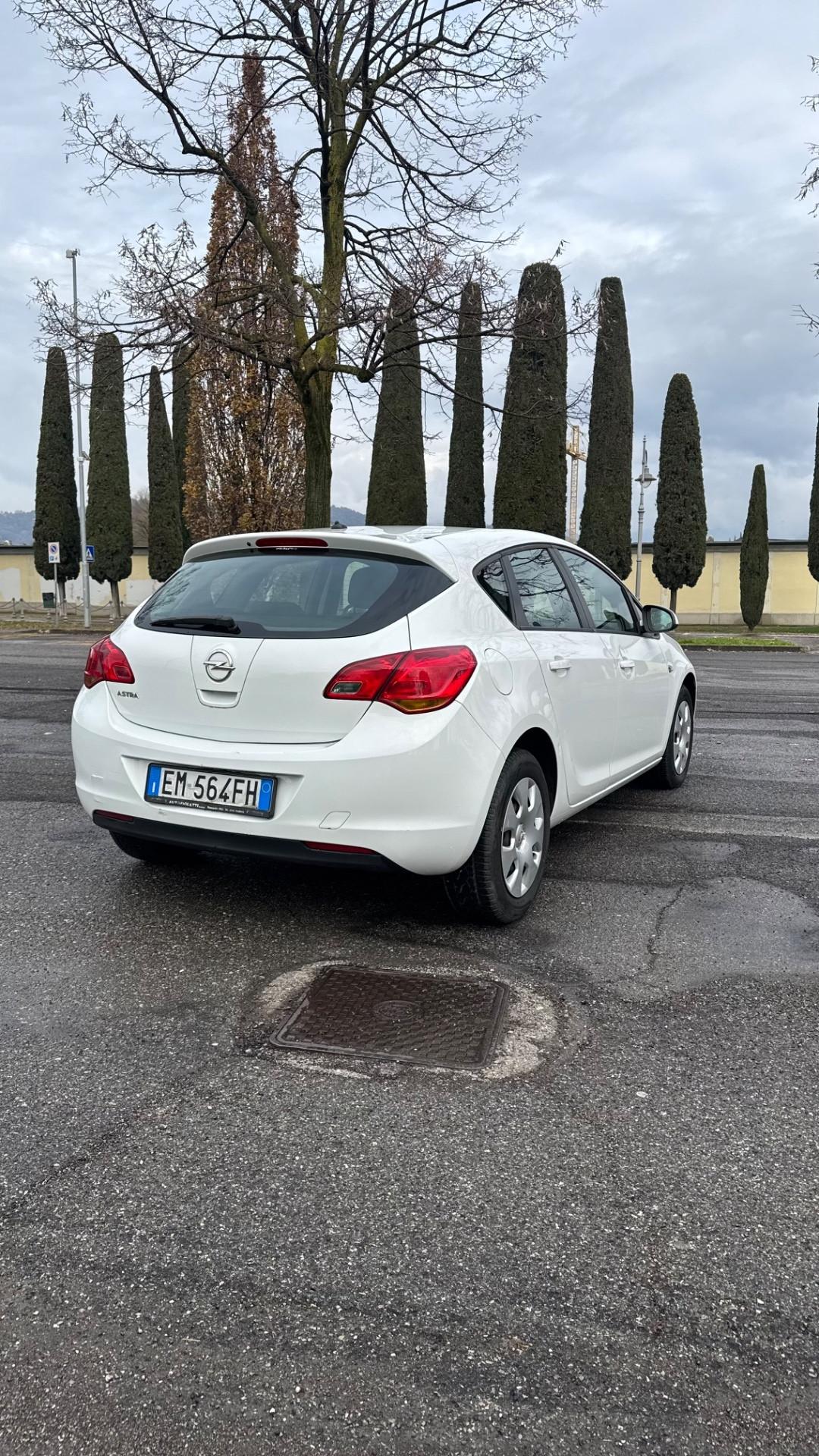 Opel Astra 1.4 – 2012 adatta a neopatentati