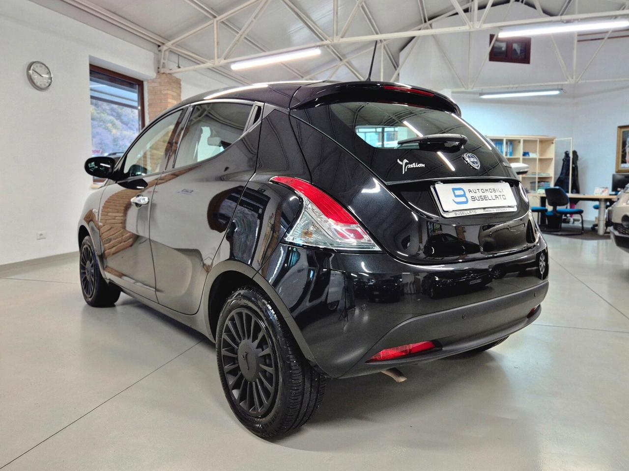 Lancia Ypsilon 1.0 FireFly 5 porte S&S Hybrid Silver