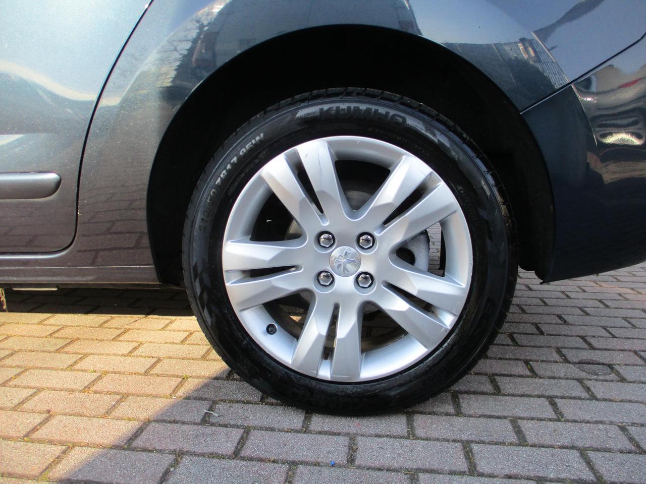 Peugeot 5008 5008 1.6 hdi 8v Business 115cv TETTO/Navi/7 Posti