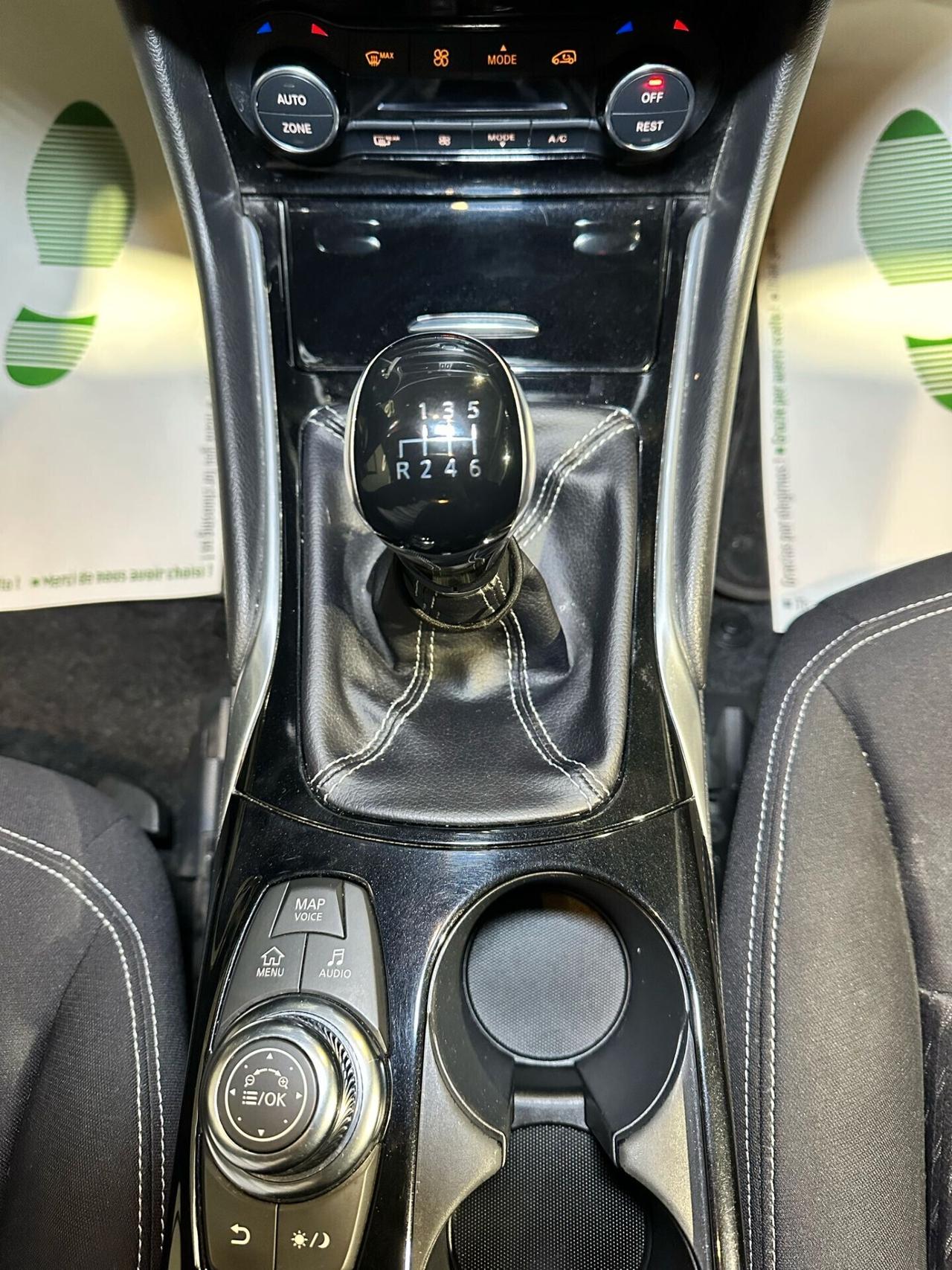 Infiniti Q30 1.5 diesel Premium Tech GALLERY WHITE