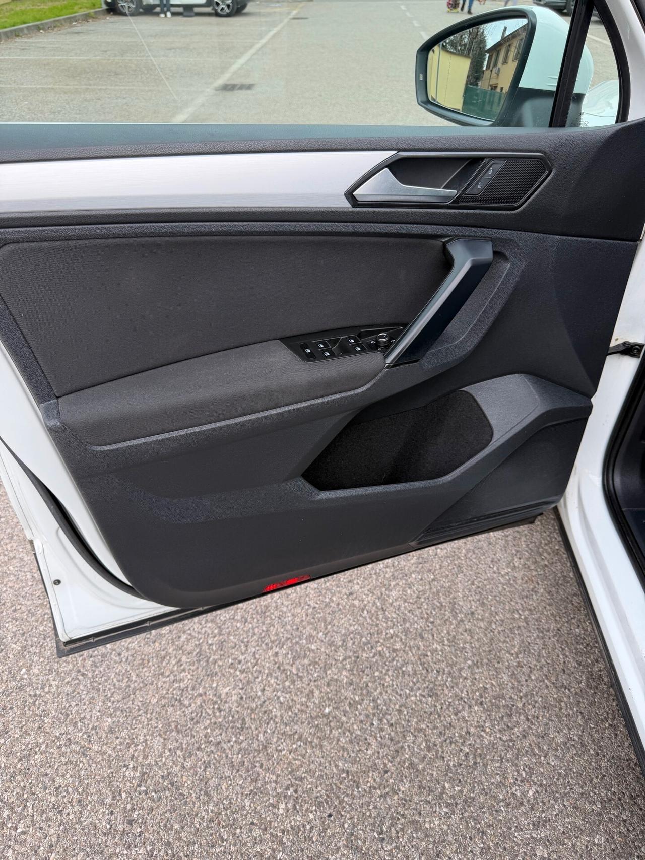 Volkswagen Tiguan 1.6 tdi dci - NEOP. - NAV. - 12 MESI DI GARANZIA -