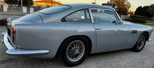 Aston Martin DB4 3.7 SUPERLEGGERA