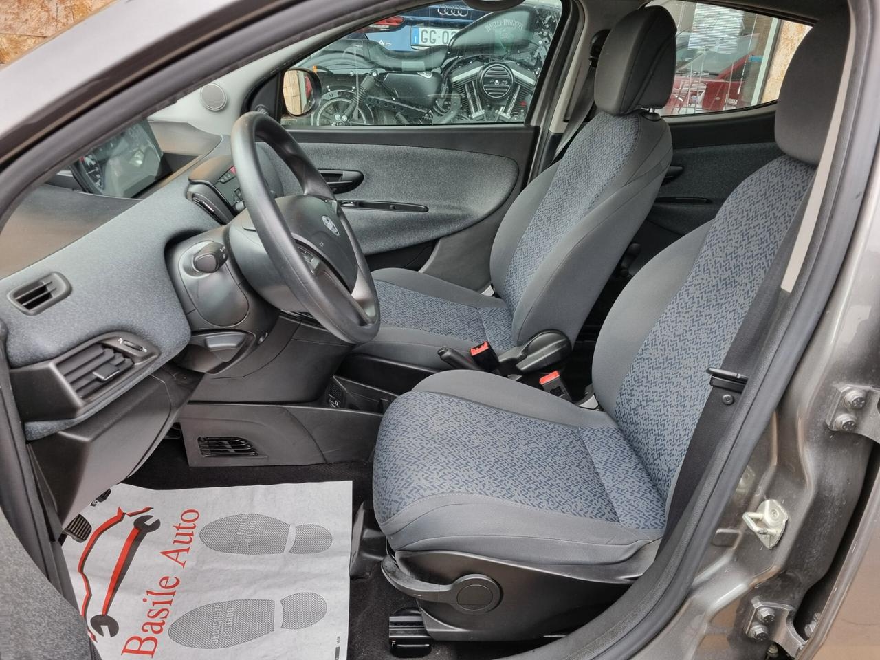 Lancia Ypsilon 1.0 FireFly 5 porte S&S Hybrid Silver