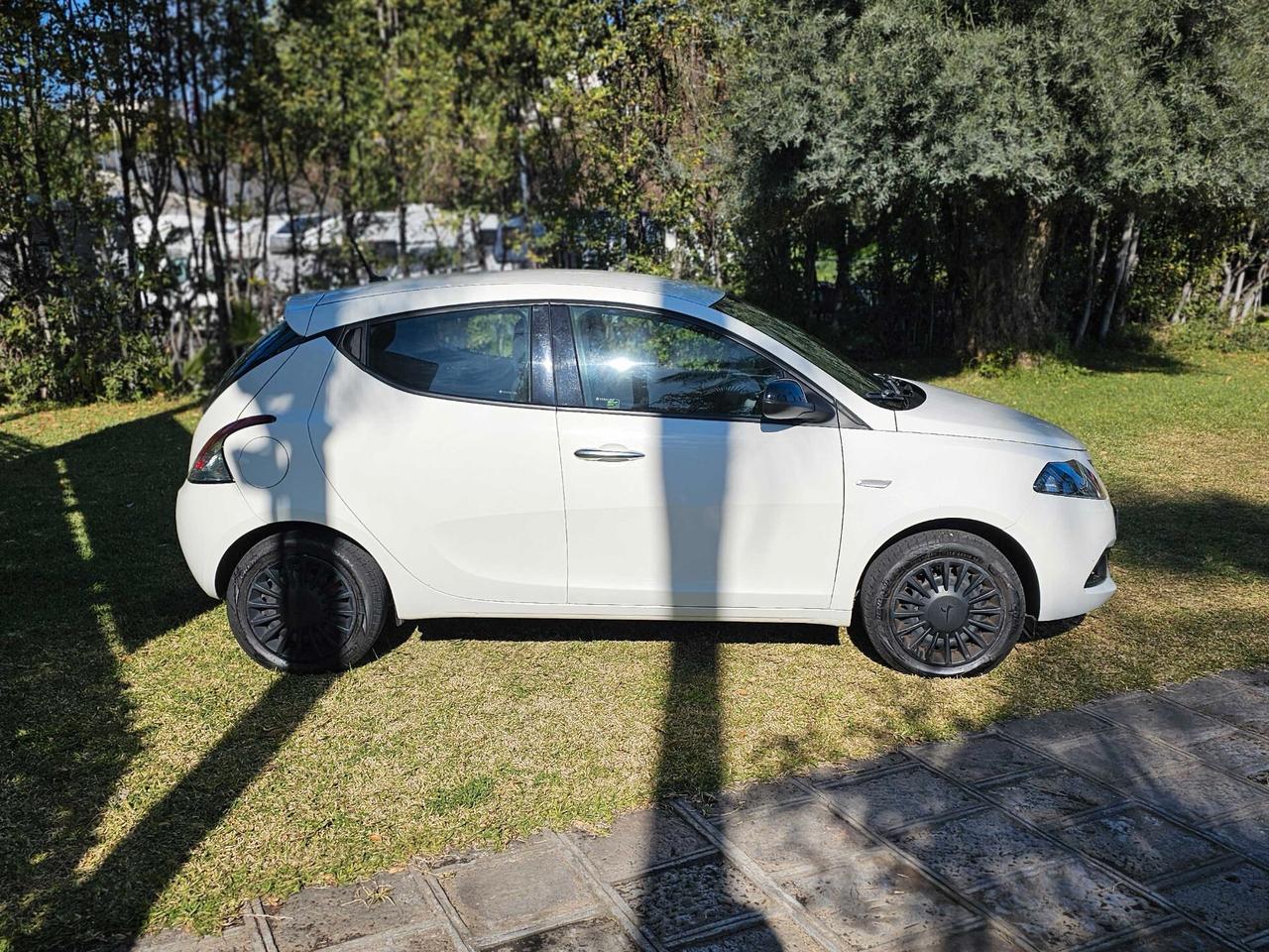 Lancia Ypsilon 1.0 FireFly 5 porte S&S Hybryd Gold