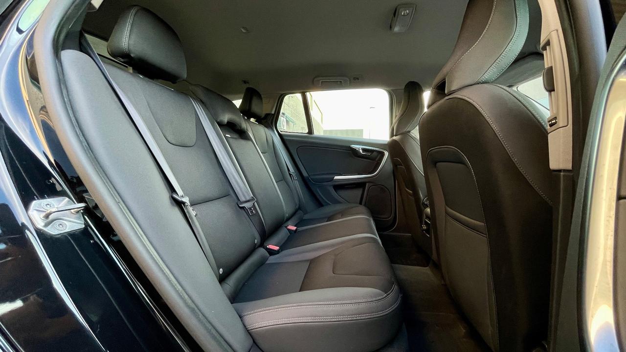 VOLVO V60 1.6 MOMENTUM 115CV - PELLE PARZIALE, CRUISE CONTROL, NEOPATENTATI