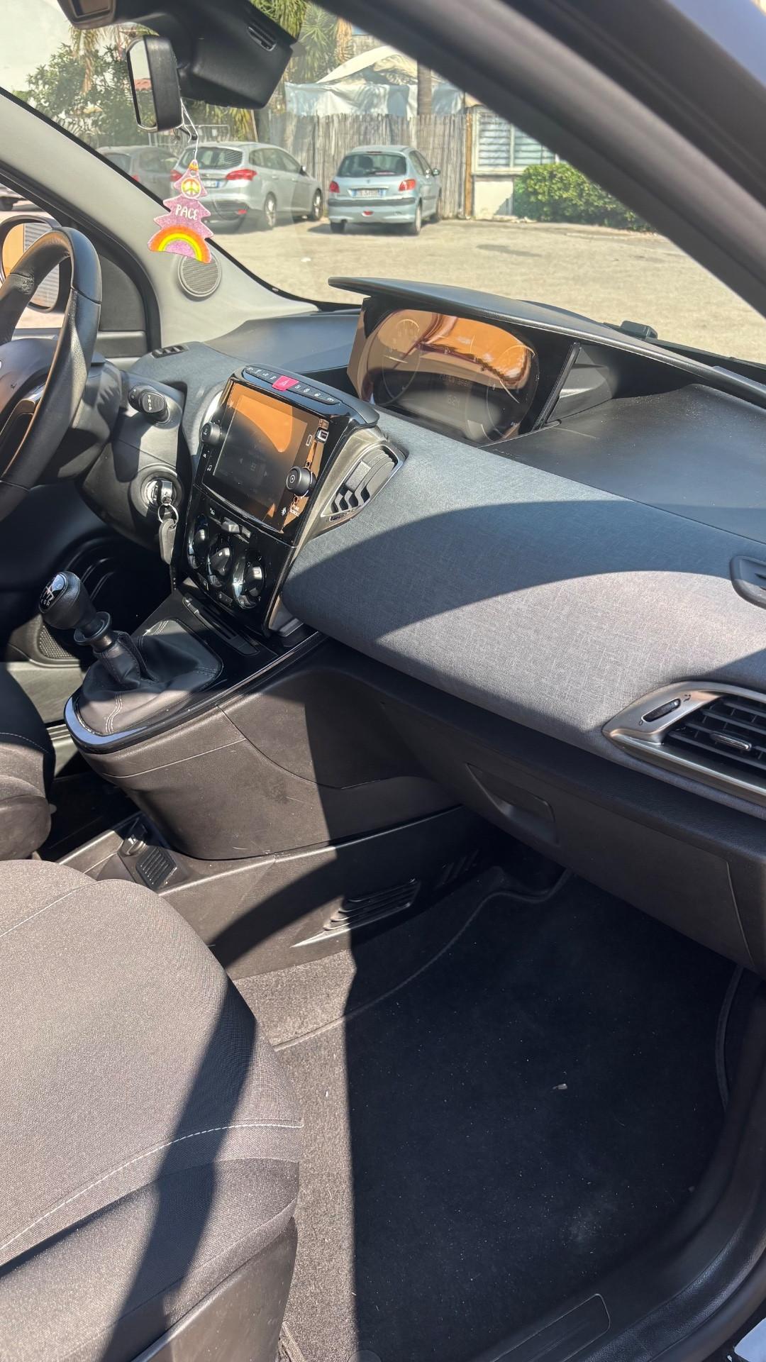 Lancia Ypsilon 1.0 FireFly 5 porte S&S Hybrid Gold Plus