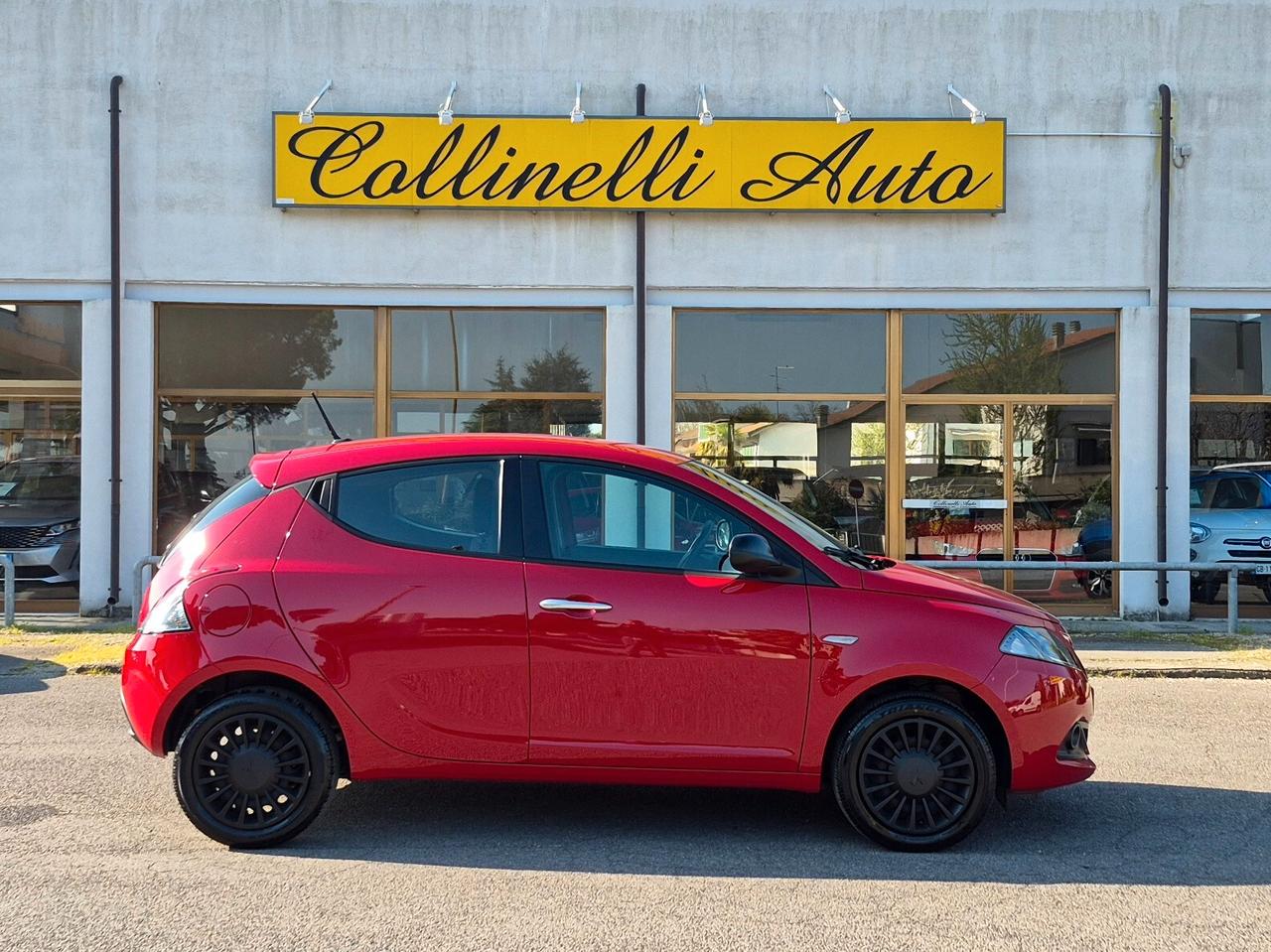 Lancia Ypsilon 1.0 FireFly Hybrid Silver