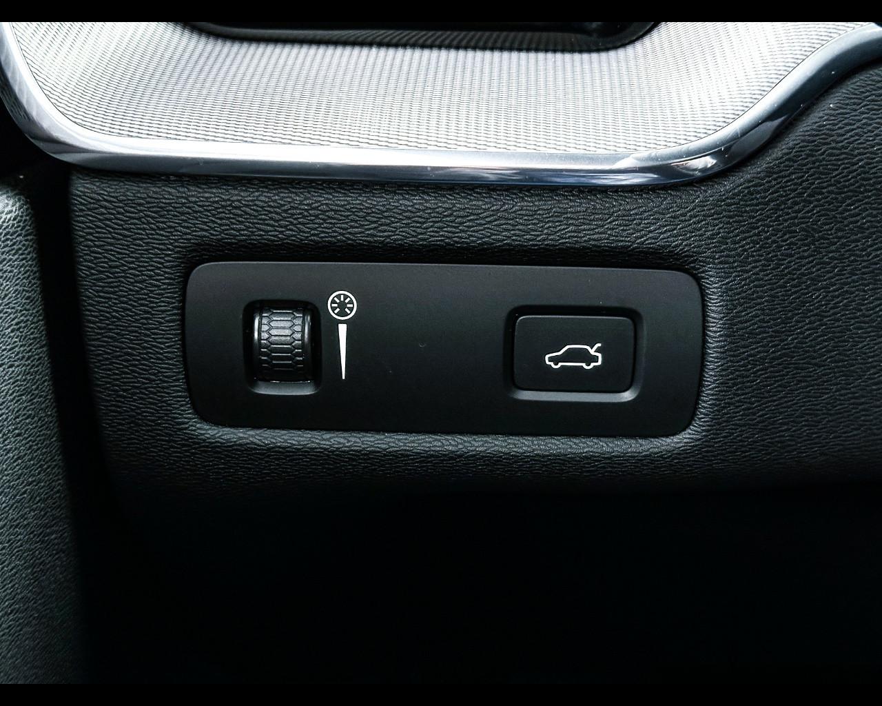 VOLVO XC60 (2017-->) - XC60 B4 (d) AWD automatico Plus Dark