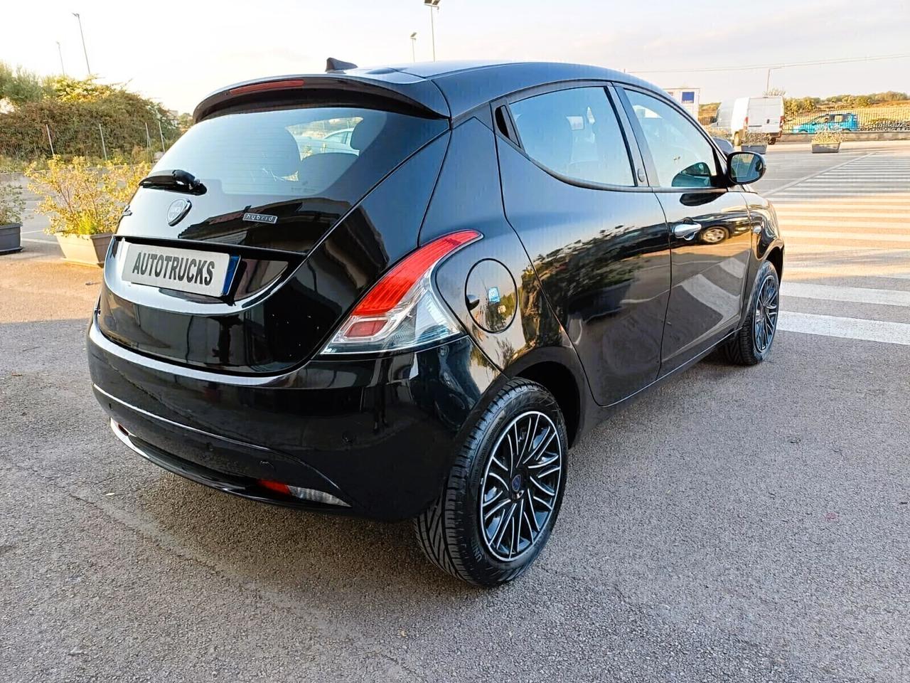 Lancia Ypsilon 1.0 FireFly 5 porte S&S Hybryd Gold