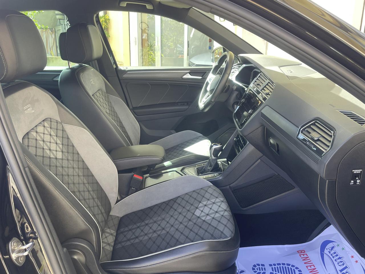 Volkswagen Tiguan 2.0 TDI 150 CV SCR DSG R-Line Fari IQ.LIGHT LED MATRIX--Digital Cockpit Pro 10,25", Navi