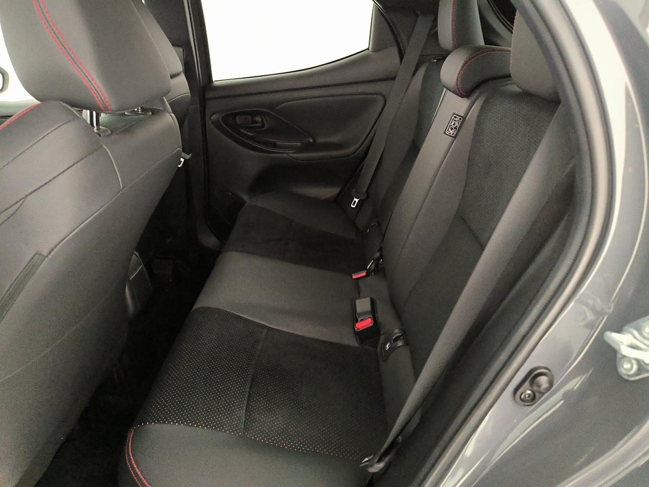 Toyota Yaris 1.5h 130 gr sport