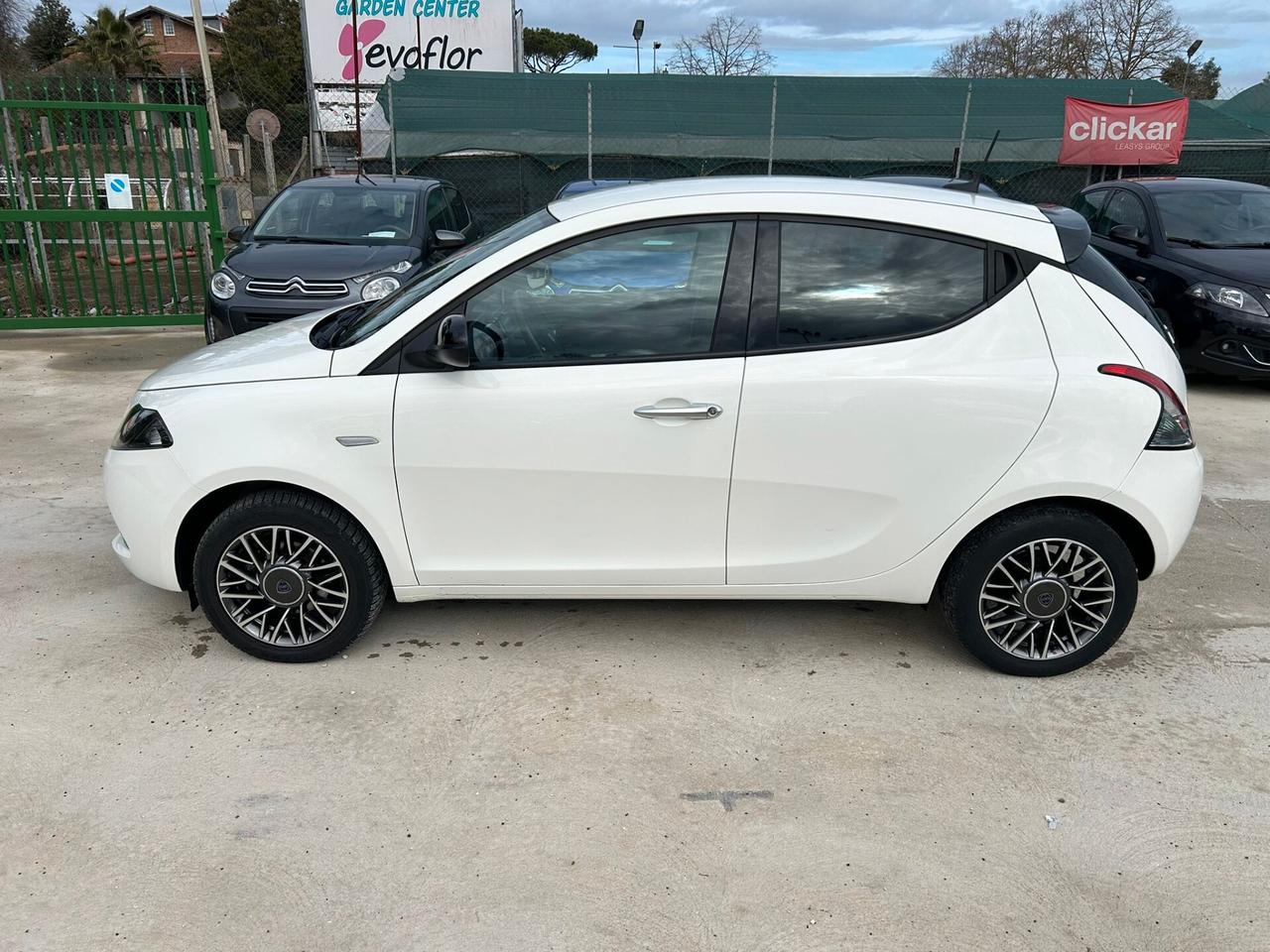 Lancia Ypsilon 1.0 FireFly 5 porte S&S Hybrid Gold