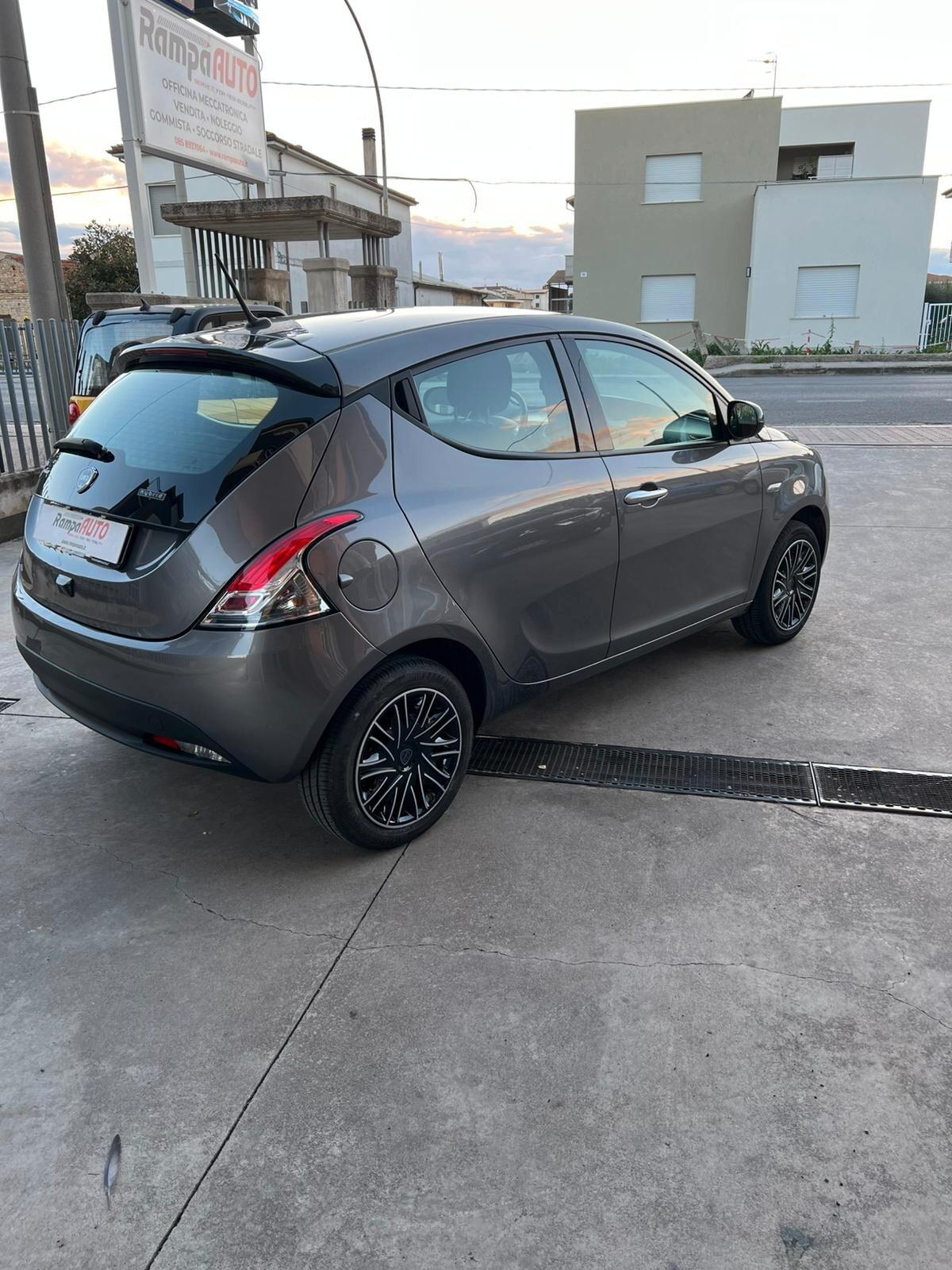 Lancia Ypsilon 1.0 FireFly 5 porte S&S Hybrid Gold