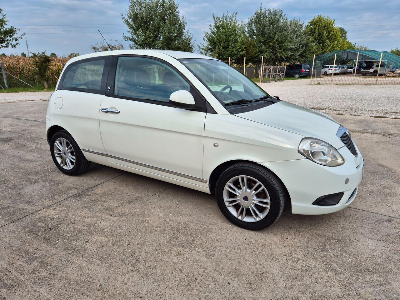 Lancia Ypsilon 1.3 MJT 75 CV Argento