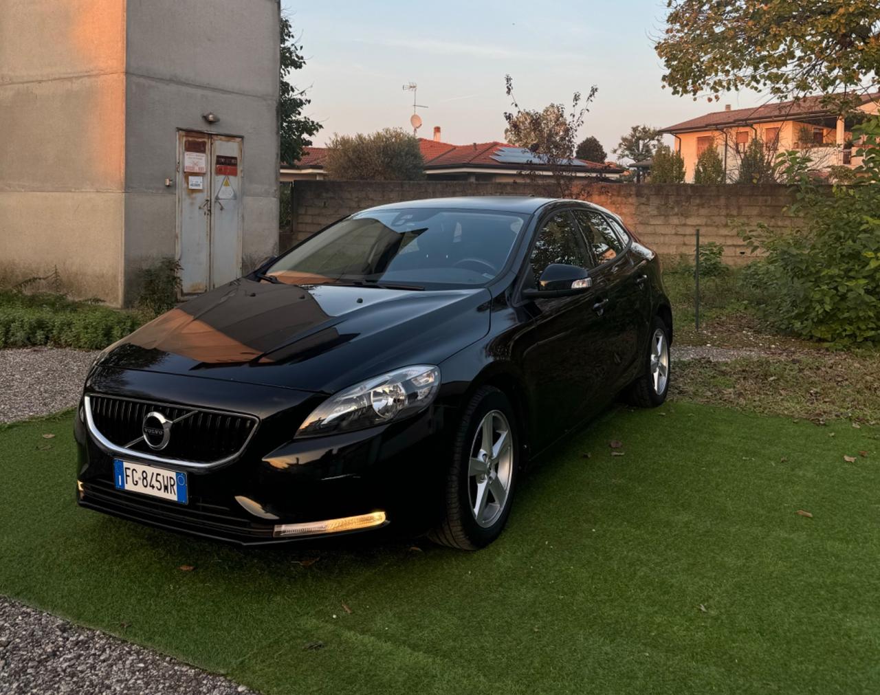 Volvo V40 D2 R-design N1