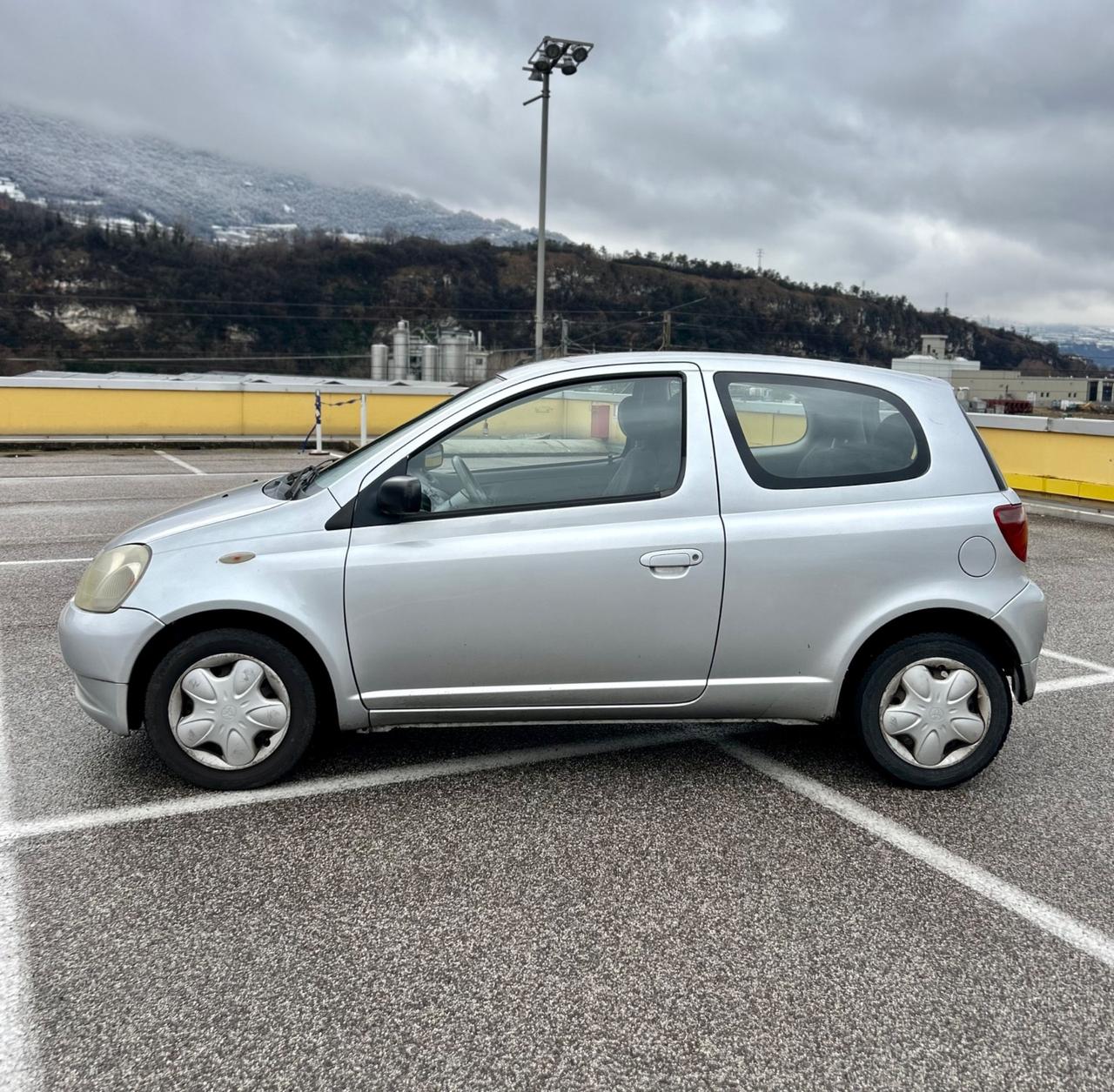 Toyota Yaris 1.0i 16V cat SOL 3 porte Neopatentati