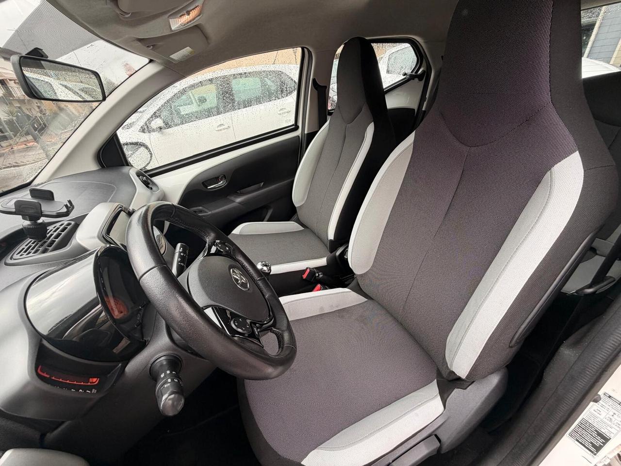 Toyota Aygo 1.0 VVT-i 69 CV 5 porte x-black