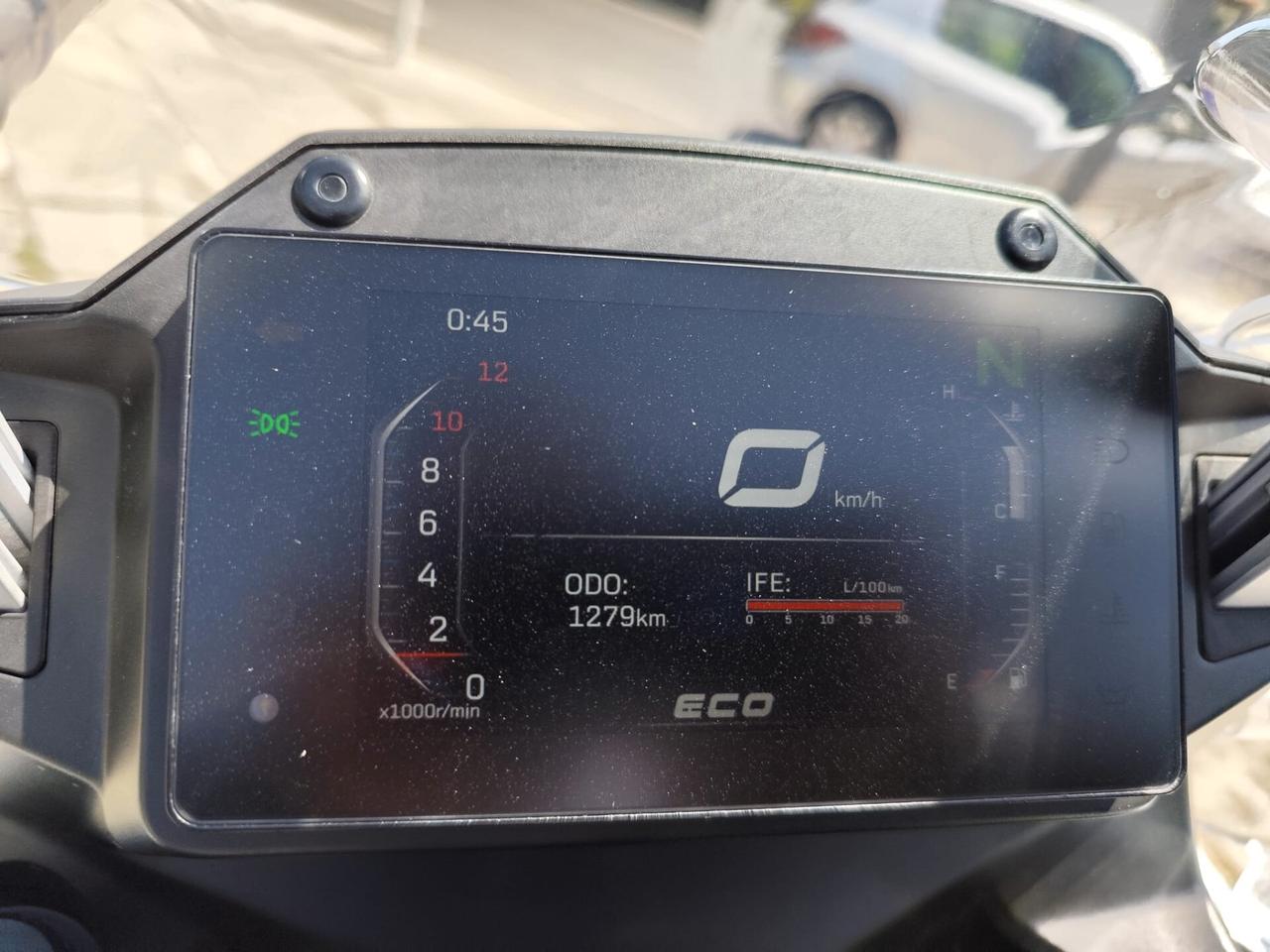 Cf Moto 650 MT 650MT Modello crossover/adventure, con manubrio più alto, protezione motore e aspetto robusto,