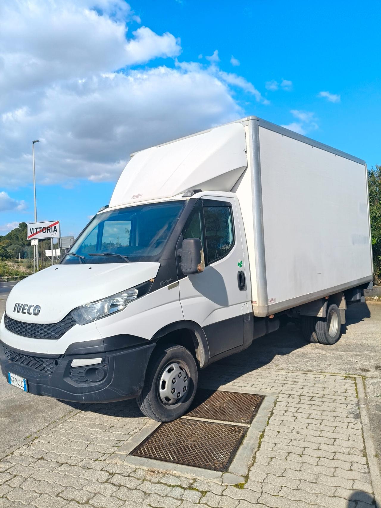 Iveco Daily con sponda caricatrice