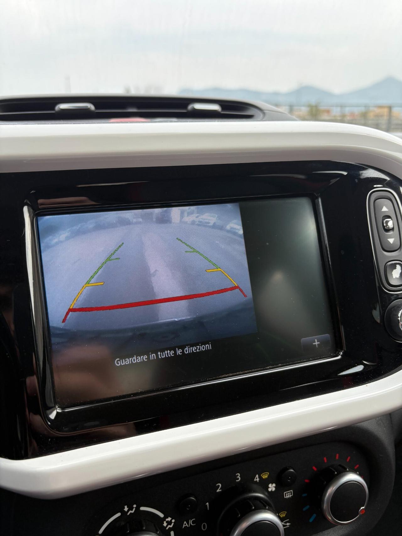 Vendesi Renault Twingo 1.0 Benzina Anno 2015