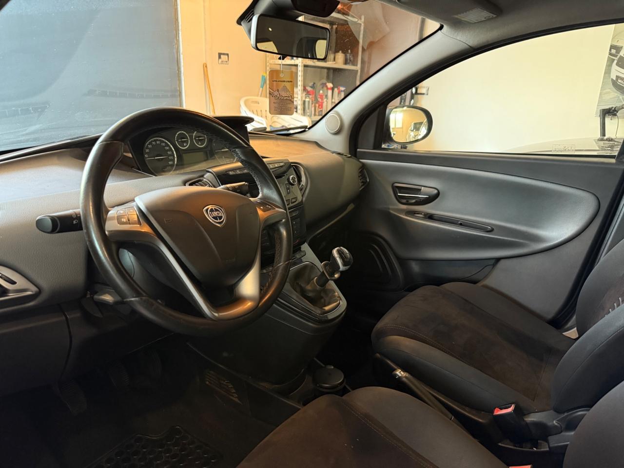 Lancia Ypsilon 0.9 GPL BENZINA ANNO 2011 neopatentati