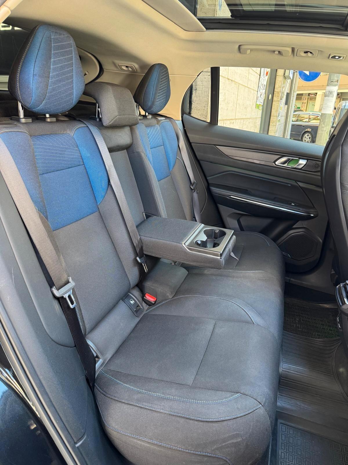 Lynk&co 01 PHEV 261cv More